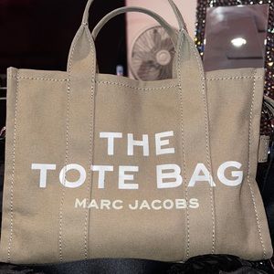 Selling a Marc Jacobs Large Tote Bag . Gently Used. Still in great condition!